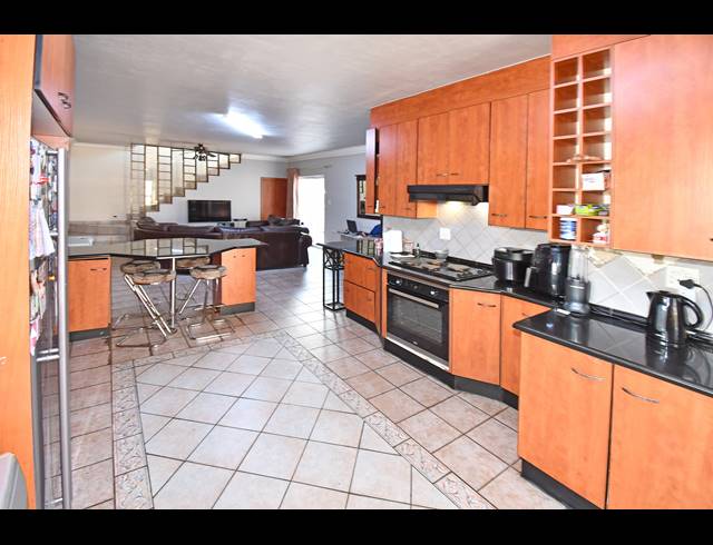 4 BEDROOM HOUSE FOR SALE IN MAYFAIR WEST